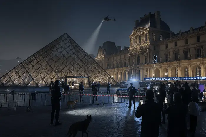 Assalto Espetacular no Museu do Louvre: Joias Inestimáveis Levadas em Ação Audaciosa