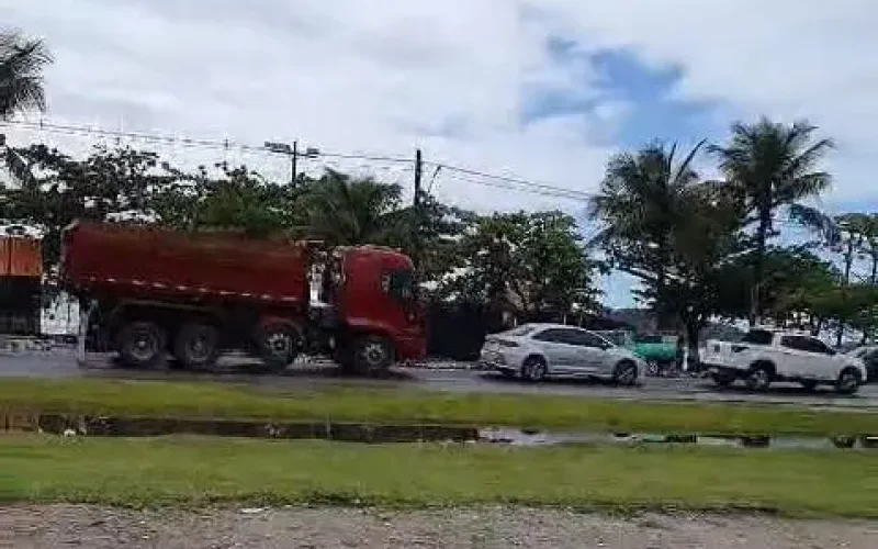 Transito intenso na Maranduba em Ubatuba