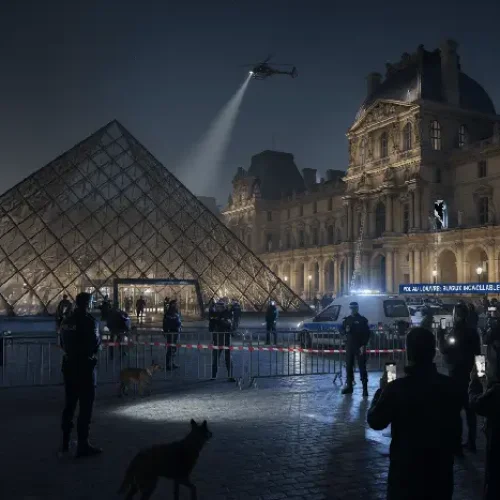 Assalto Espetacular no Museu do Louvre: Joias Inestimáveis Levadas em Ação Audaciosa