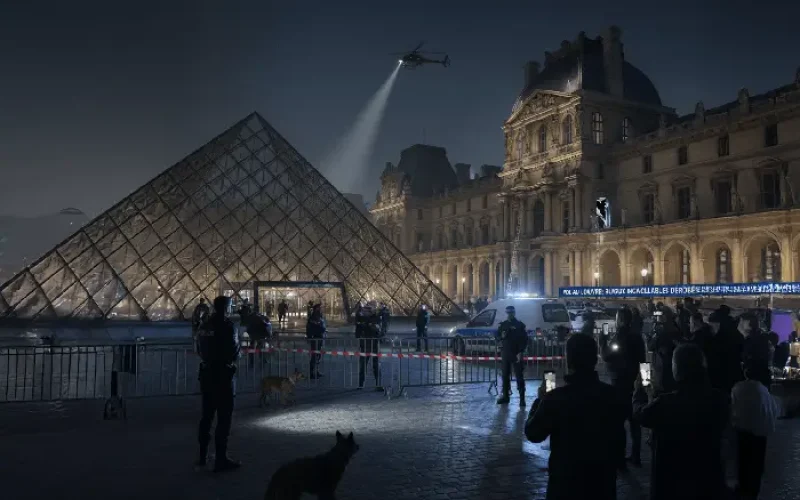 Assalto Espetacular no Museu do Louvre: Joias Inestimáveis Levadas em Ação Audaciosa